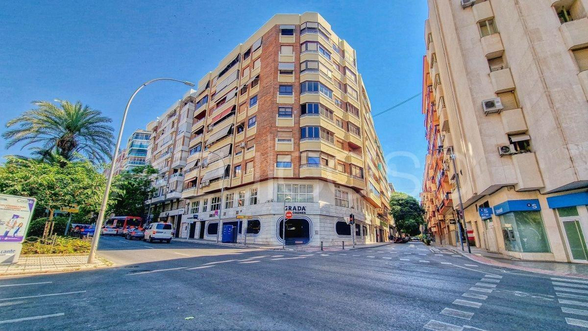 Estupendo piso en venta de 4 dormitorios y 2 baños con plaza