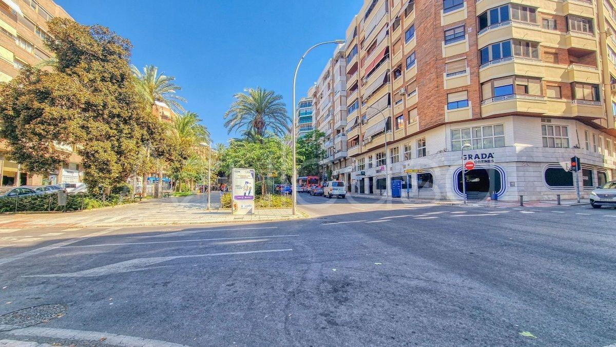 Estupendo piso en venta de 4 dormitorios y 2 baños con plaza - foto 2