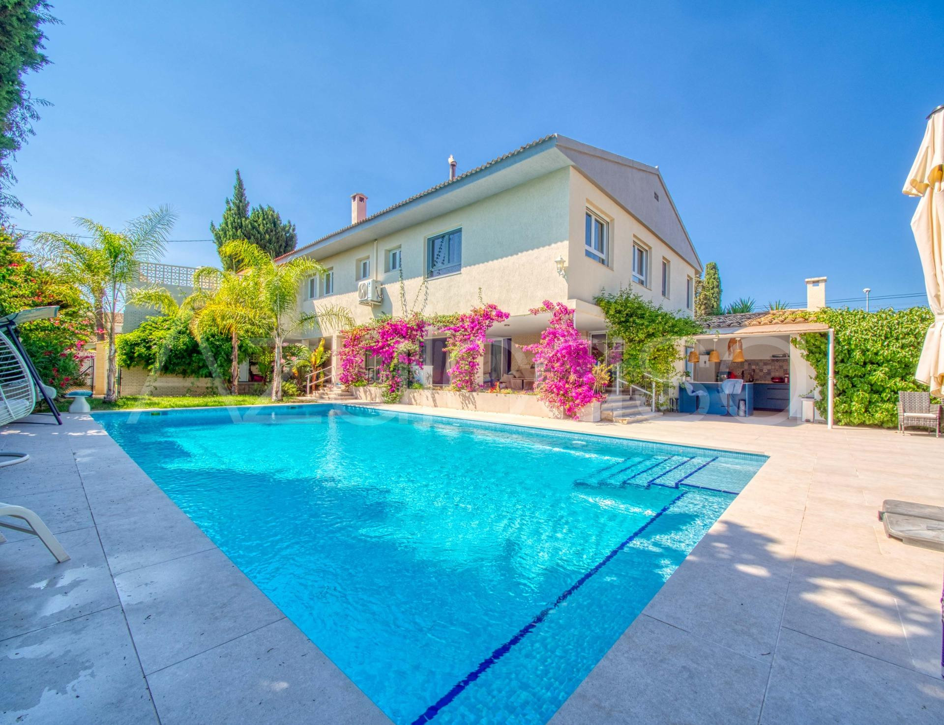 Magnífica Villa en venta de 7 dormitorios y 5 baños con parc