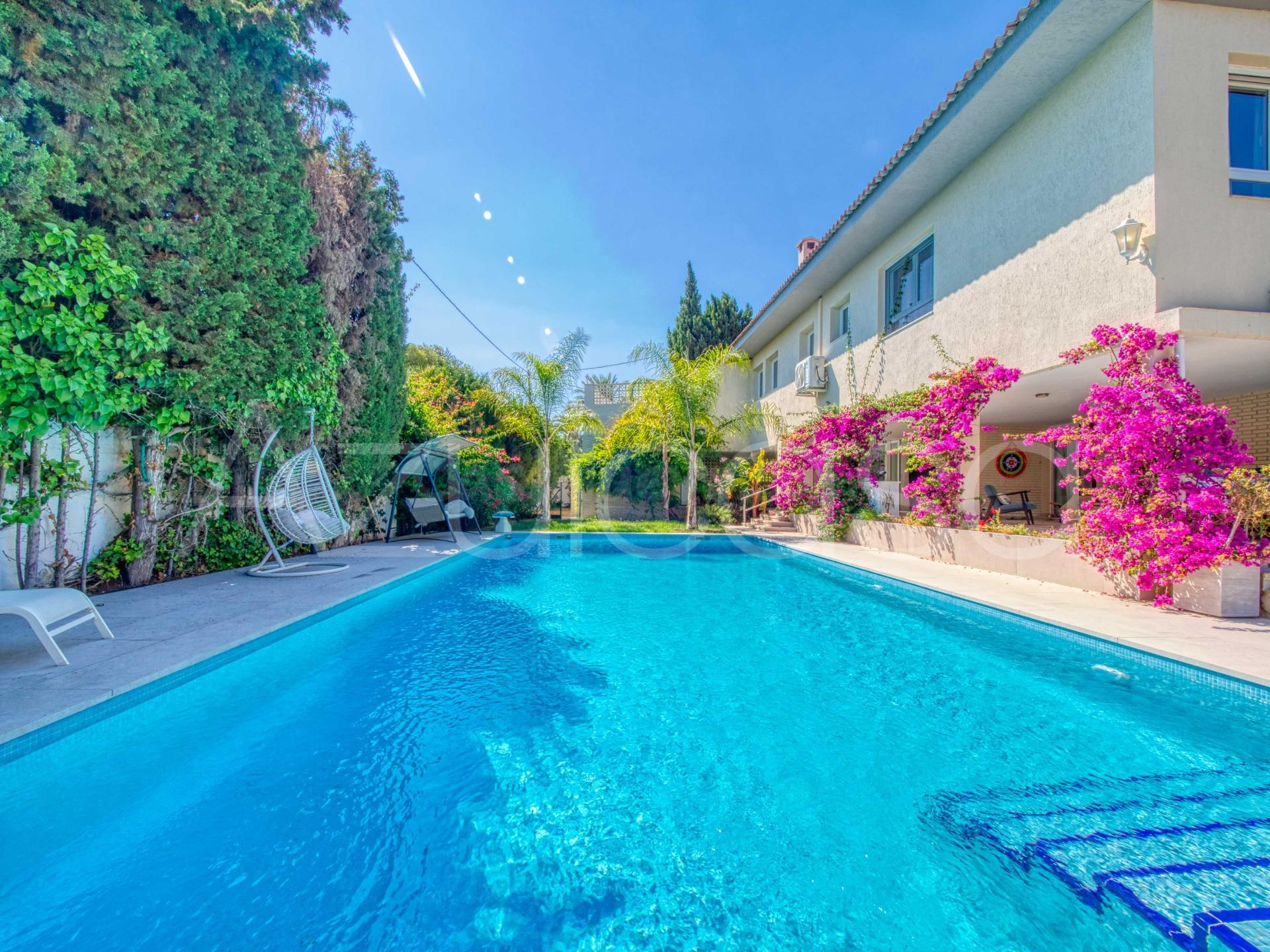 Magnífica Villa en venta de 7 dormitorios y 5 baños con parc - foto 2