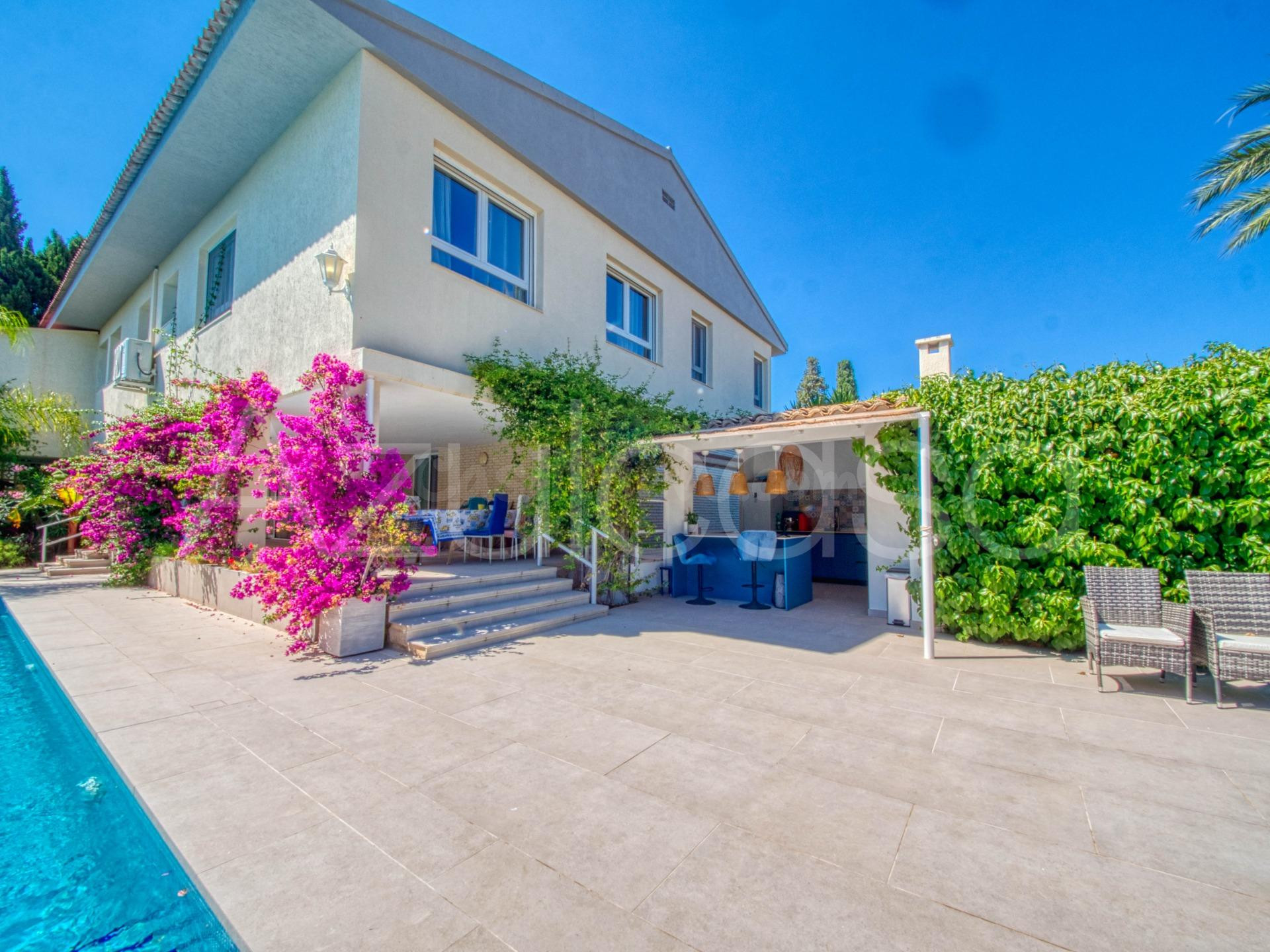 Magnífica Villa en venta de 7 dormitorios y 5 baños con parc - foto 3