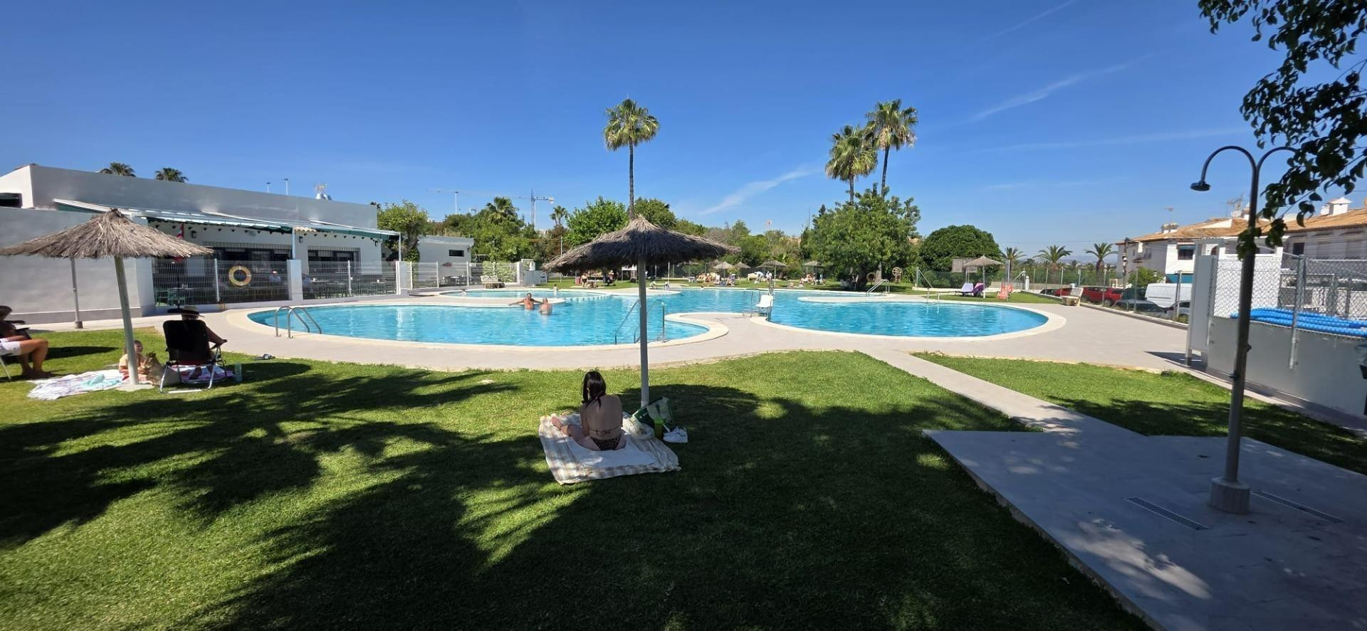 FABULOSA VIVIENDA CON PISCINA COMUNITARIA Y ZONA DEPORTIVA,  - foto 2