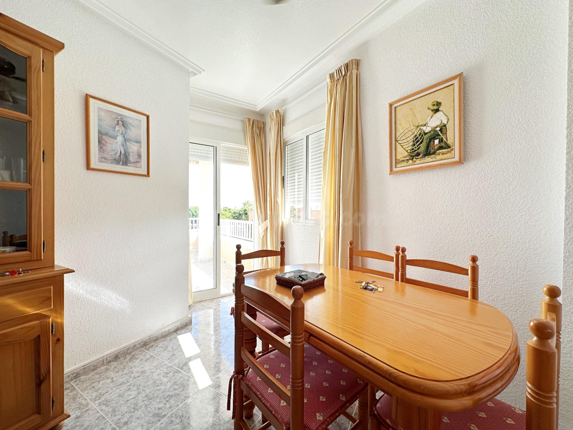 Apartamento de 2 dormitorios con terraza y piscina en Torrev - foto 4