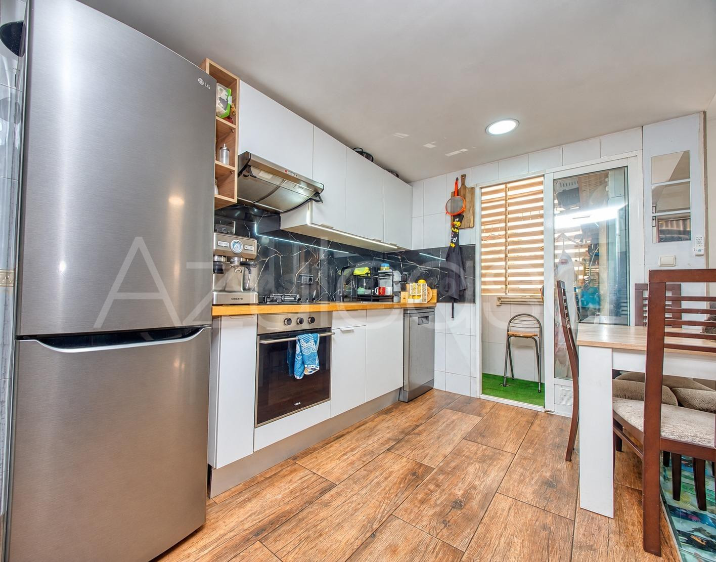 Bajo en venta de 3 dormitorios y 2 baños con garaje y trastero en San Vicente del Raspeig - foto 3