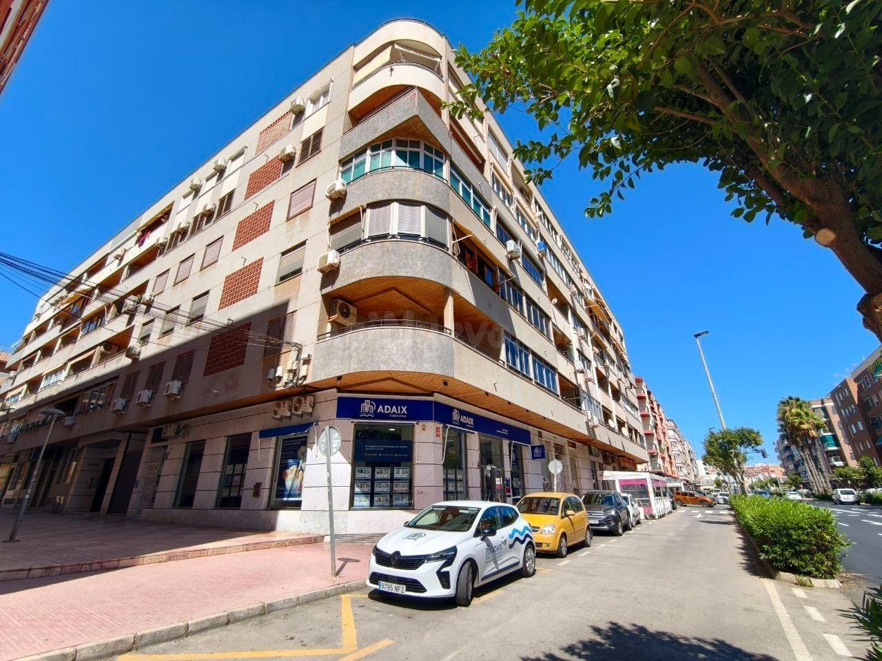 AMPLIO APARTAMENTO DE 3 DORMITORIOS Y DOS BAÑOS A 100 METROS