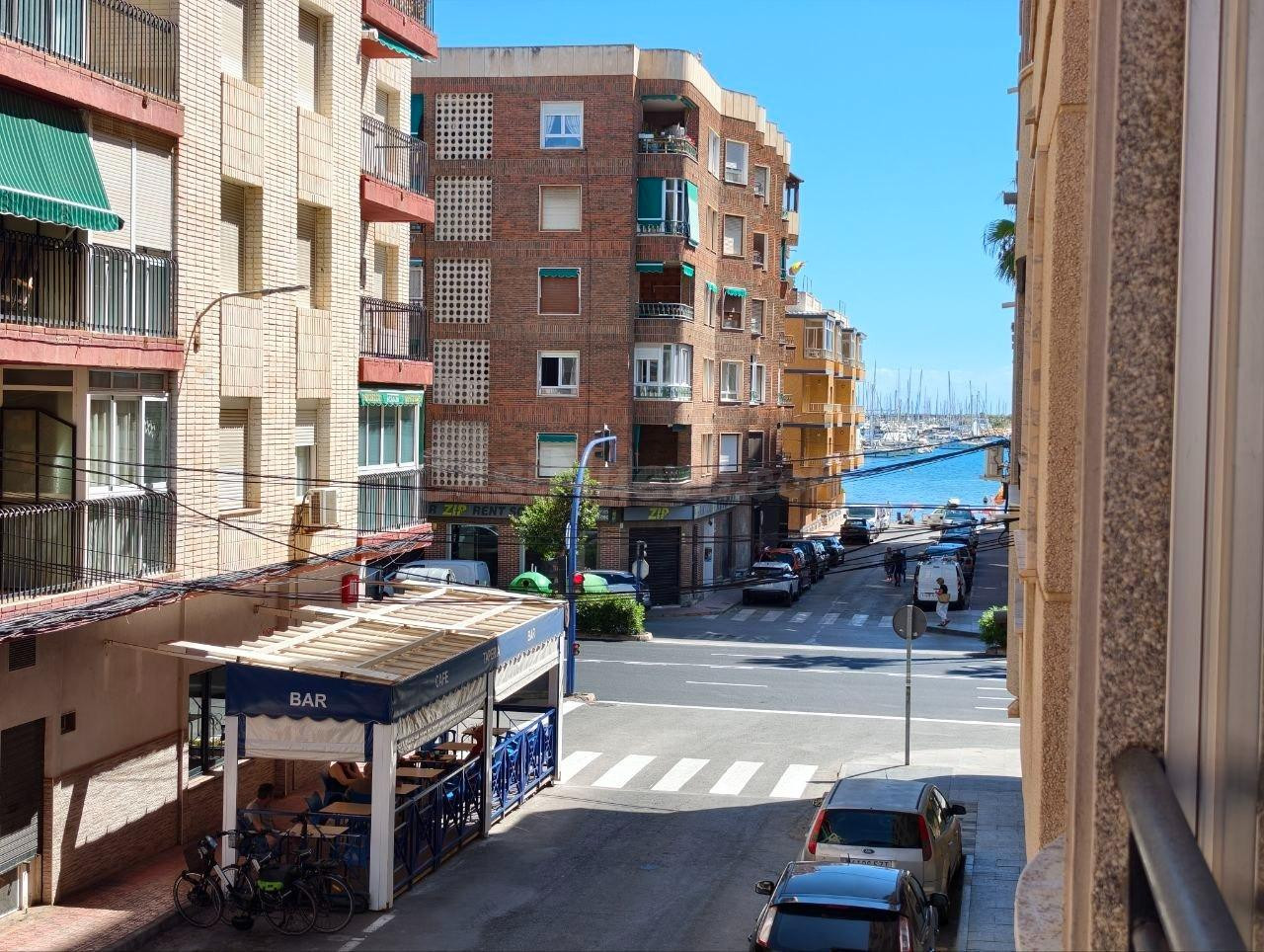 AMPLIO APARTAMENTO DE 3 DORMITORIOS Y DOS BAÑOS A 100 METROS - foto 2