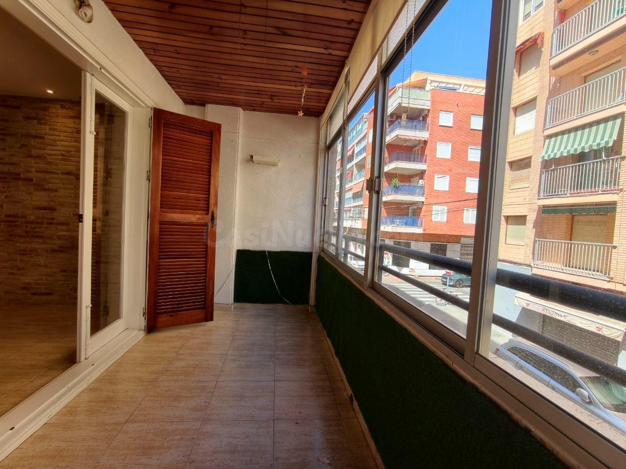 AMPLIO APARTAMENTO DE 3 DORMITORIOS Y DOS BAÑOS A 100 METROS - foto 3