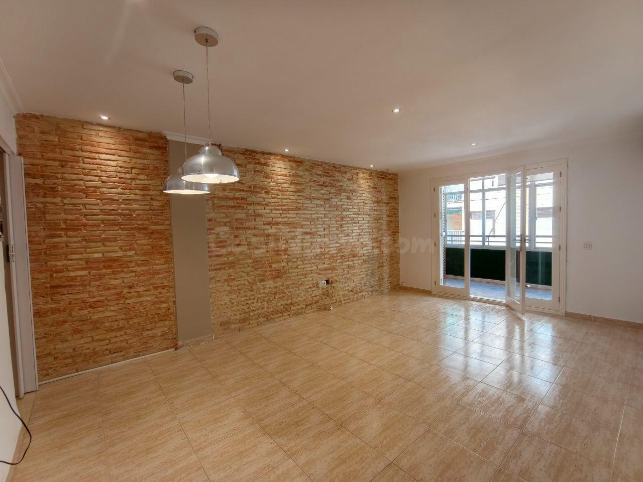 AMPLIO APARTAMENTO DE 3 DORMITORIOS Y DOS BAÑOS A 100 METROS - foto 4