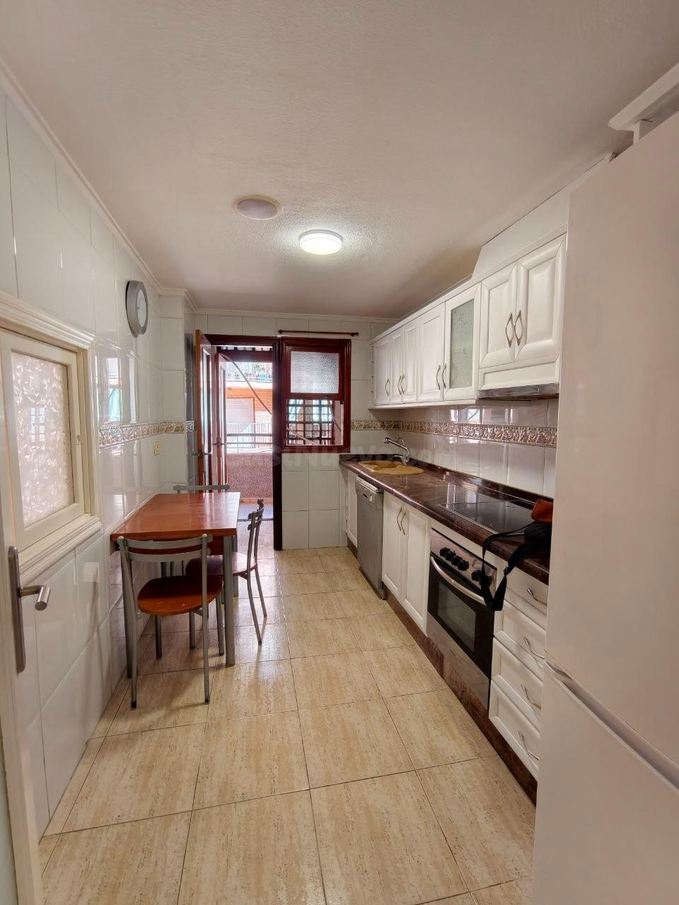 AMPLIO APARTAMENTO DE 3 DORMITORIOS Y DOS BAÑOS A 100 METROS - foto 5