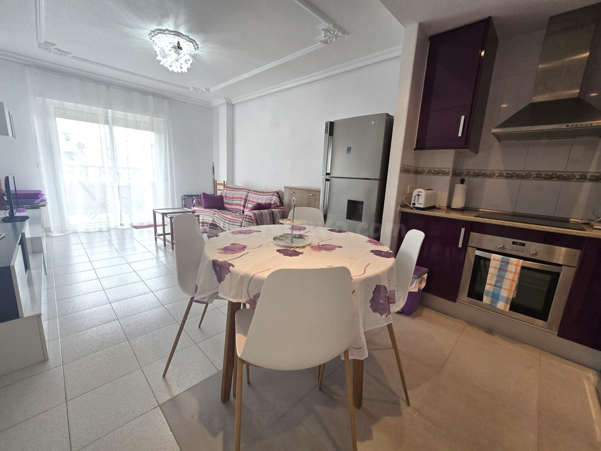 Bonito apartamento, 2 dormitorios, 1 baño, a unos 400m de la - foto 2