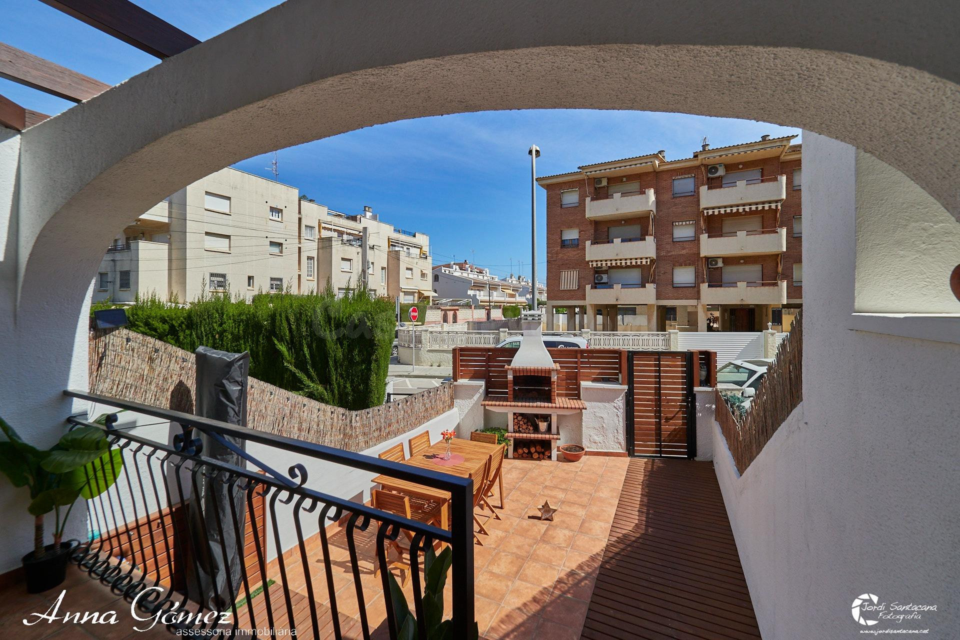 Acogedora casa adosada en El Prat de Cunit a solo 150 metros - foto 2