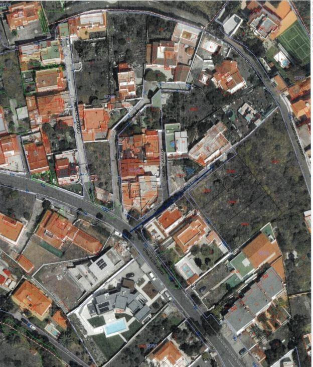 SOLAR URBANO EN TAFIRA ALTA DE 244 M2