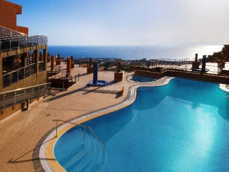 Piso 55 m2 mas terraza en costa adeje en complejo con piscin