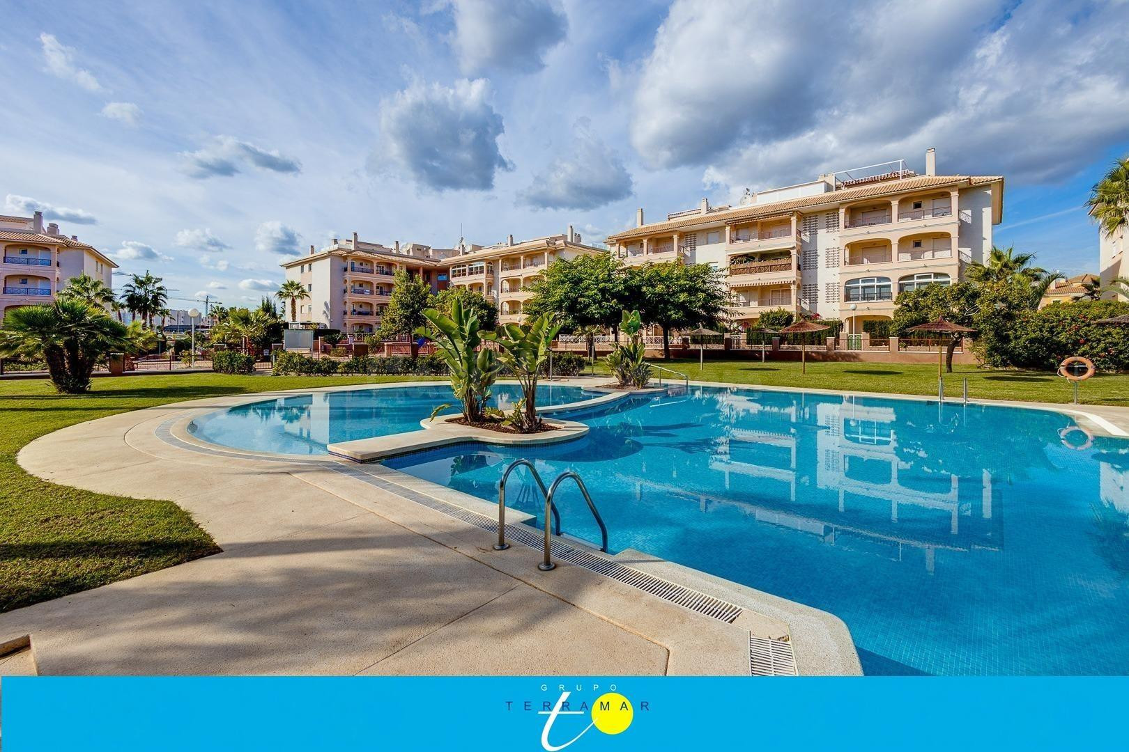 FANTASTICO APARTAMENTO EN PLANTA BAJA CON PISCINA COMUNITARI