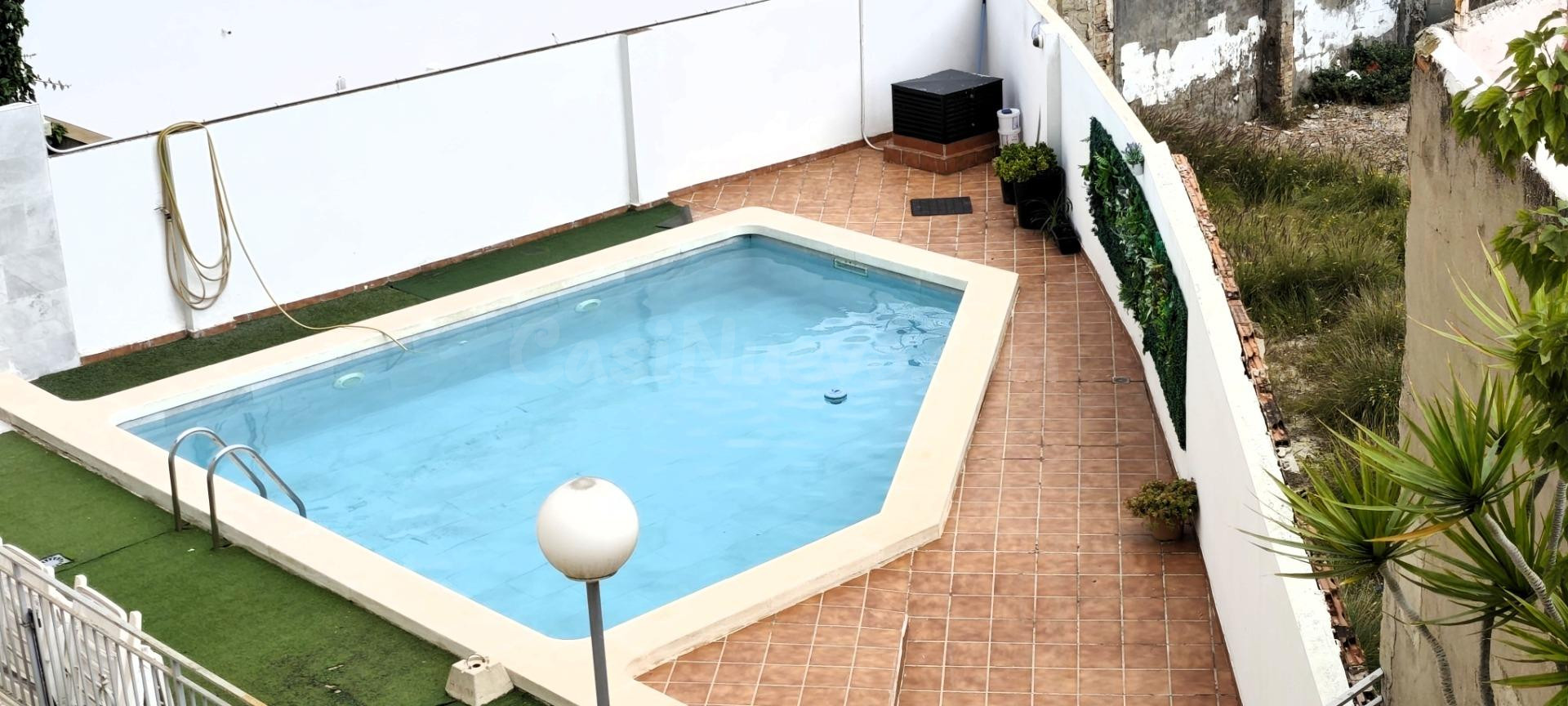Amplia vivienda de 4 dormitorios con piscina en Villafranque - foto 3
