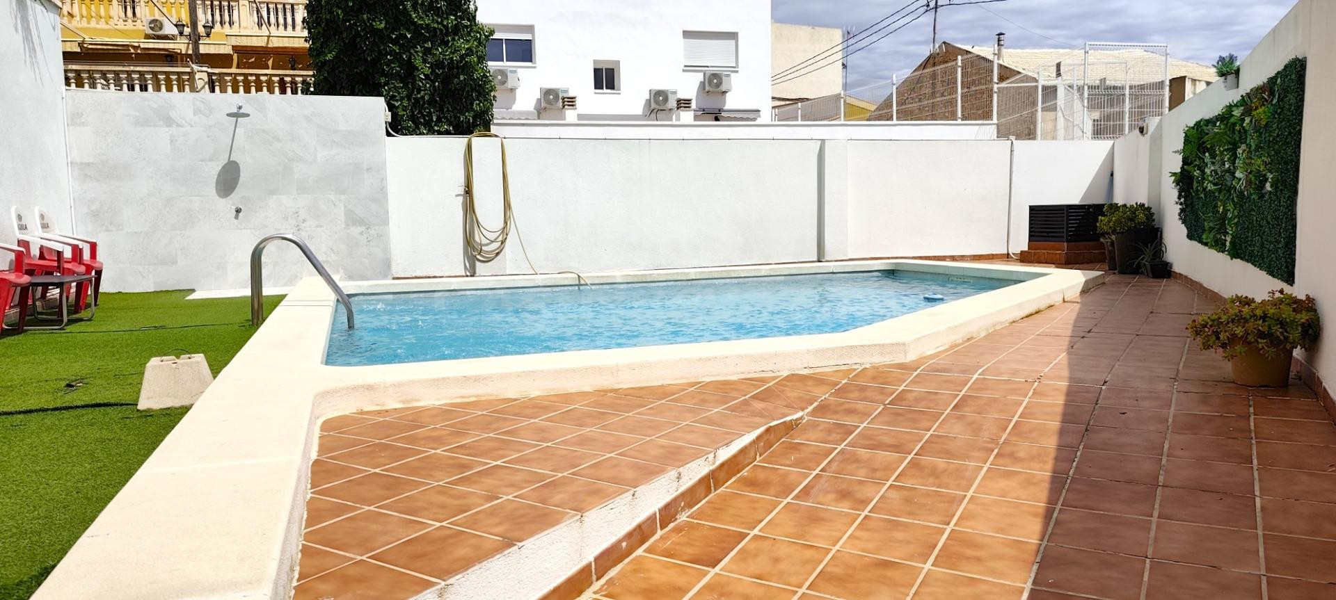 Bajo con gran terraza, piscina y amplitud en Villafranqueza 