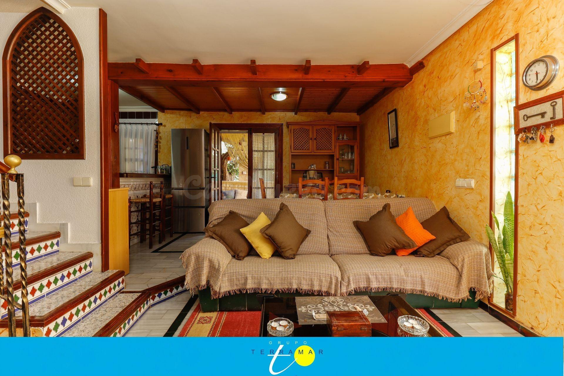 MAGNIFICO ADOSADO CON GRAN JARDIN Y TERRAZA PRIVADOS, VENGA  - foto 2