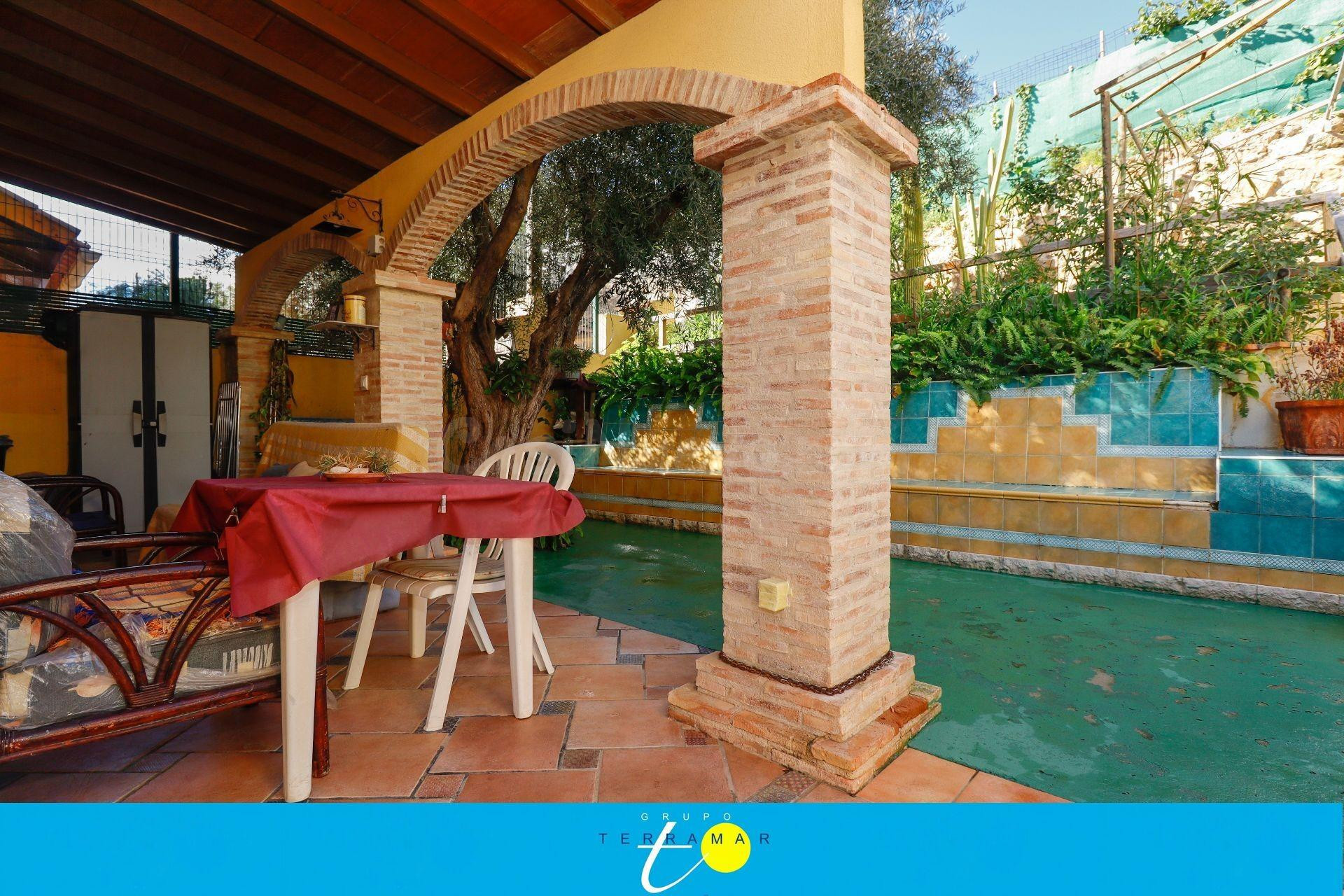 MAGNIFICO ADOSADO CON GRAN JARDIN Y TERRAZA PRIVADOS, VENGA  - foto 3