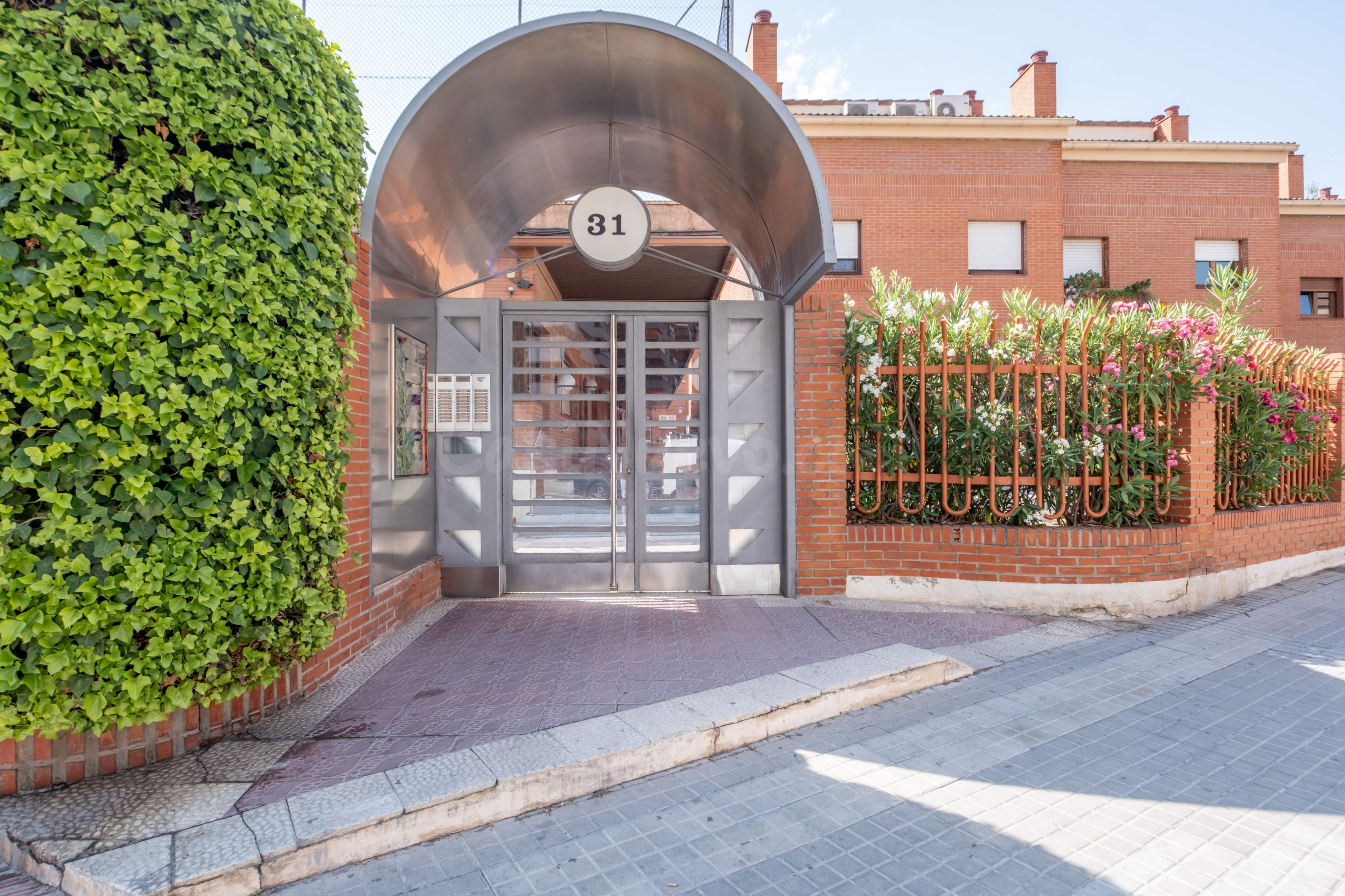 Adosado en venta en Ruiseñores, Urbanización Las Adelfas - foto 2