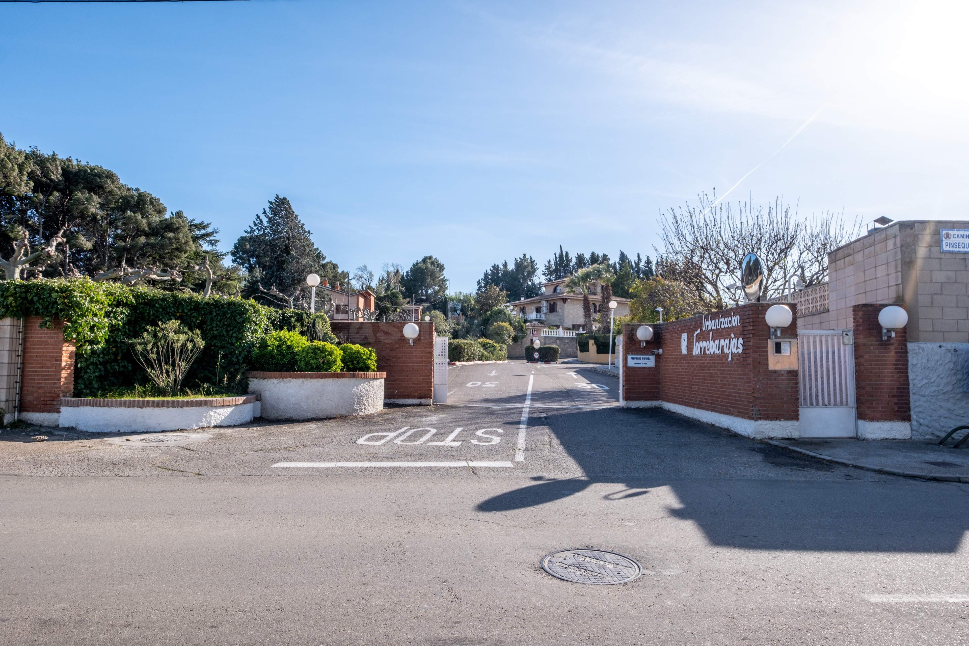 Exclusiva Parcela de 1868 m2 en Urbanización Torre Barajas:  - foto 4