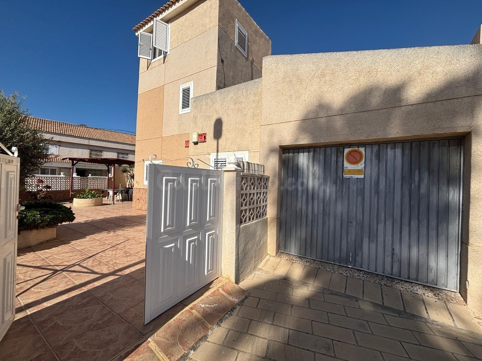 FANTASTICO ADOSADO DUPLEX, CON PISCINA COMUNITARIA Y GRAN TE - foto 2