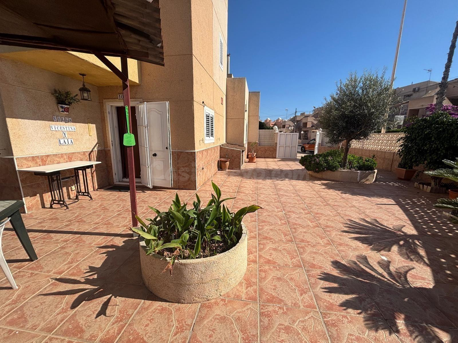 FANTASTICO ADOSADO DUPLEX, CON PISCINA COMUNITARIA Y GRAN TE - foto 3