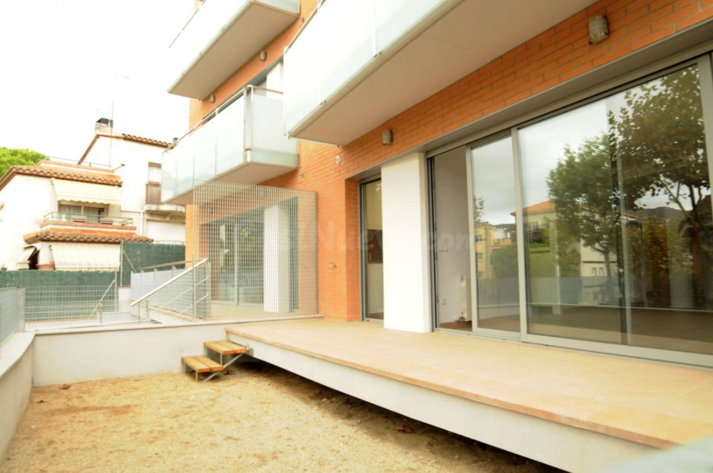 Planta baja luminosa, exterior y con terraza en Obra Nueva d