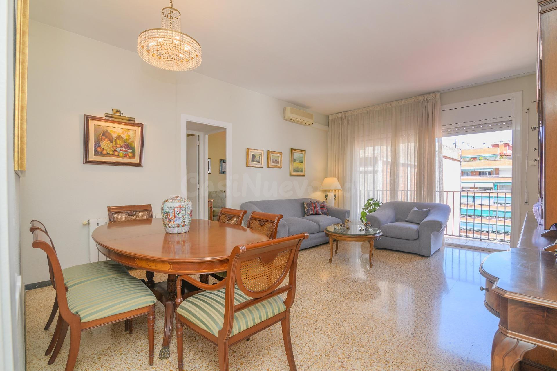 Un piso alto, tranquilo y con mucho potencial junto a Glòrie - foto 2