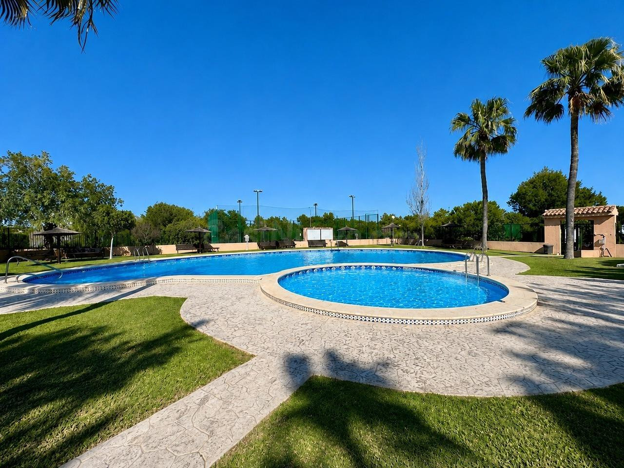 FANTASTICO ADOSADO CON PISCINA COMUNITARIA, IDEAL PARA FAMIL