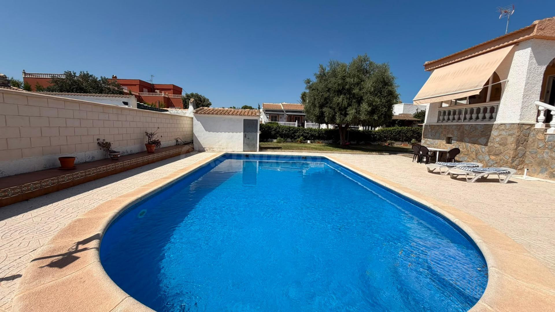 MAGNIFICO CHALET INDEPENDIENTE CON PISCINA PROPIA Y ZONAS VE