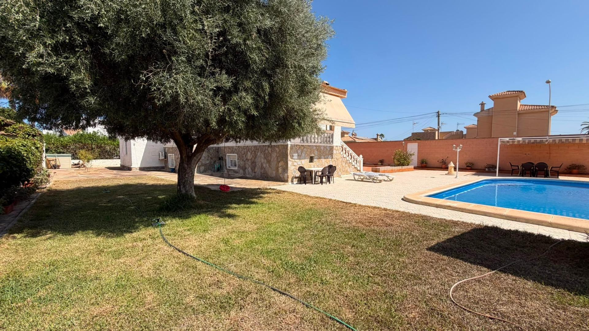 MAGNIFICO CHALET INDEPENDIENTE CON PISCINA PROPIA Y ZONAS VE - foto 3
