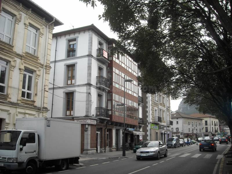 PISO CENTRICO EN RAMALES. - foto 5