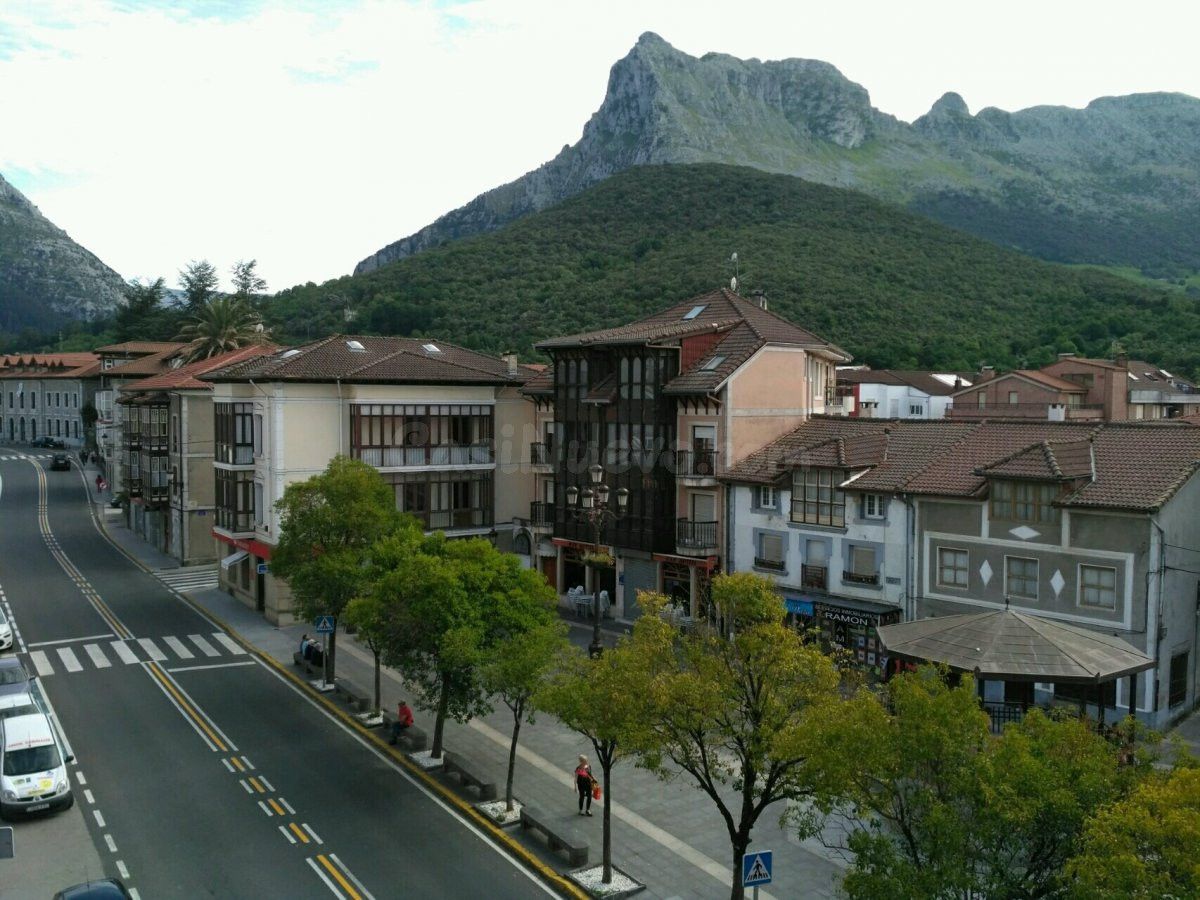 CASA CENTRICA EN LA PLAZA DE RAMALES. - foto 2