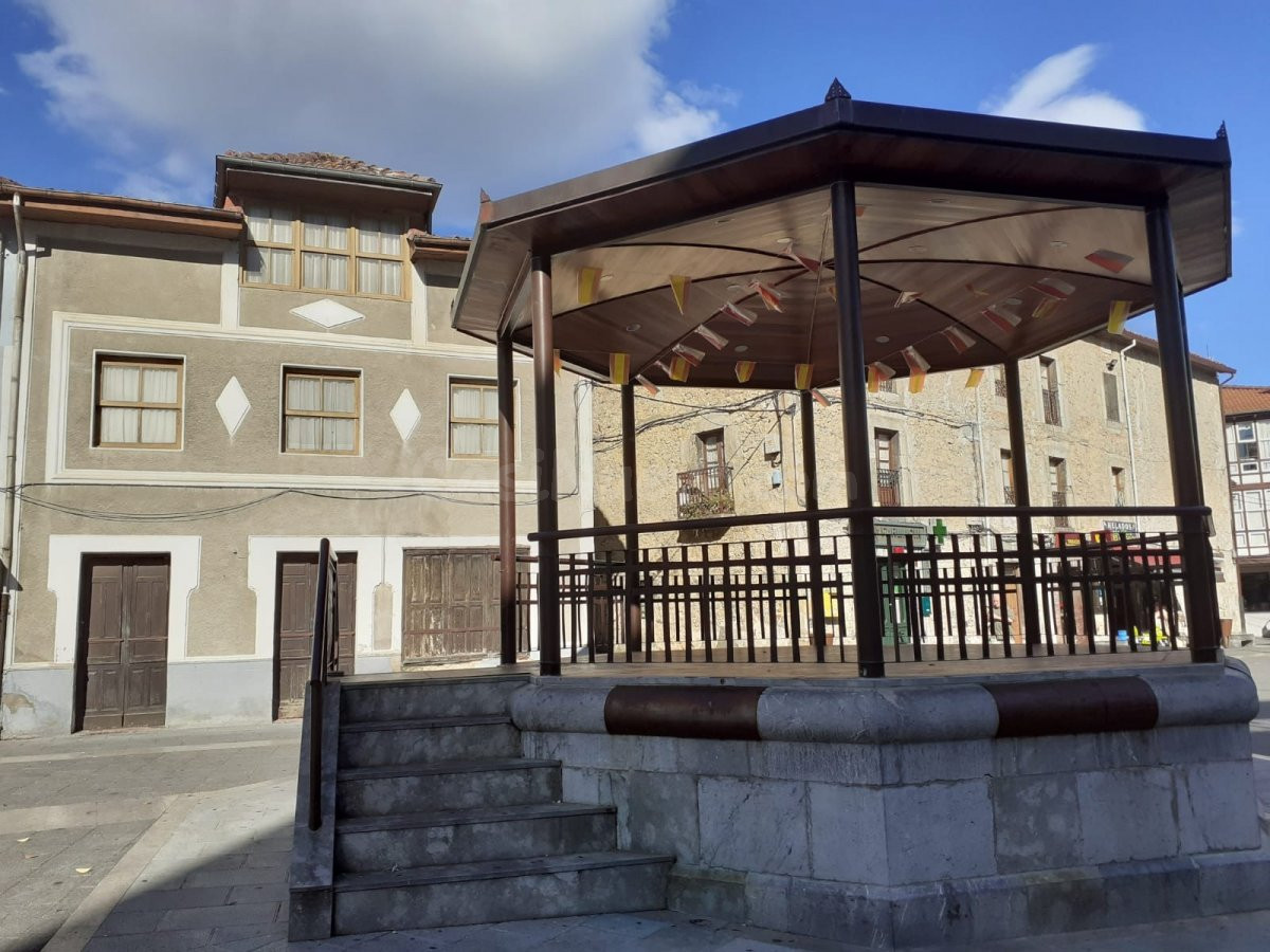 CASA CENTRICA EN LA PLAZA DE RAMALES. - foto 5