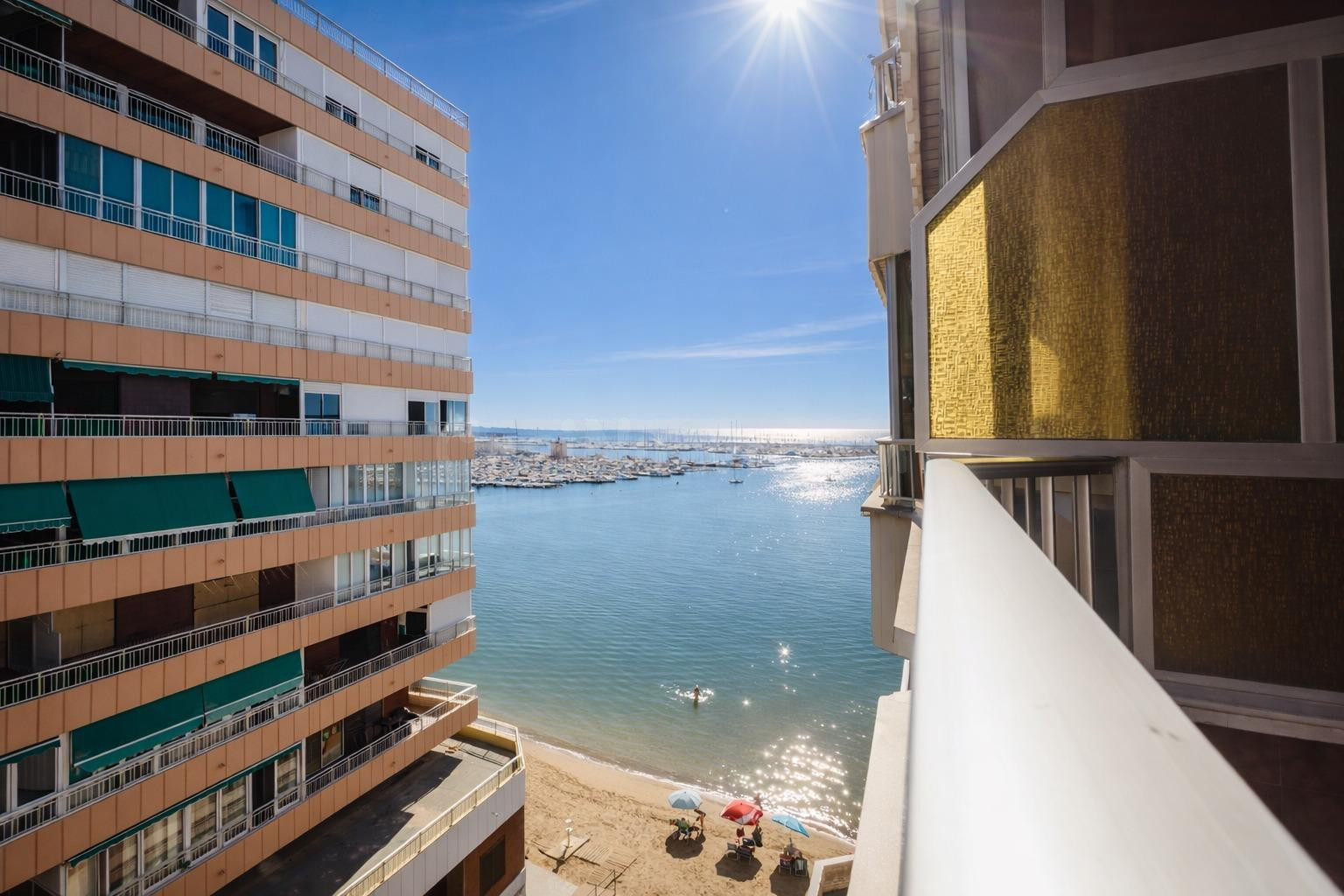 ESPECTACULAR APARTAMENTO CON VISTAS AL MAR Y PISCINA COMUNIT - foto 2