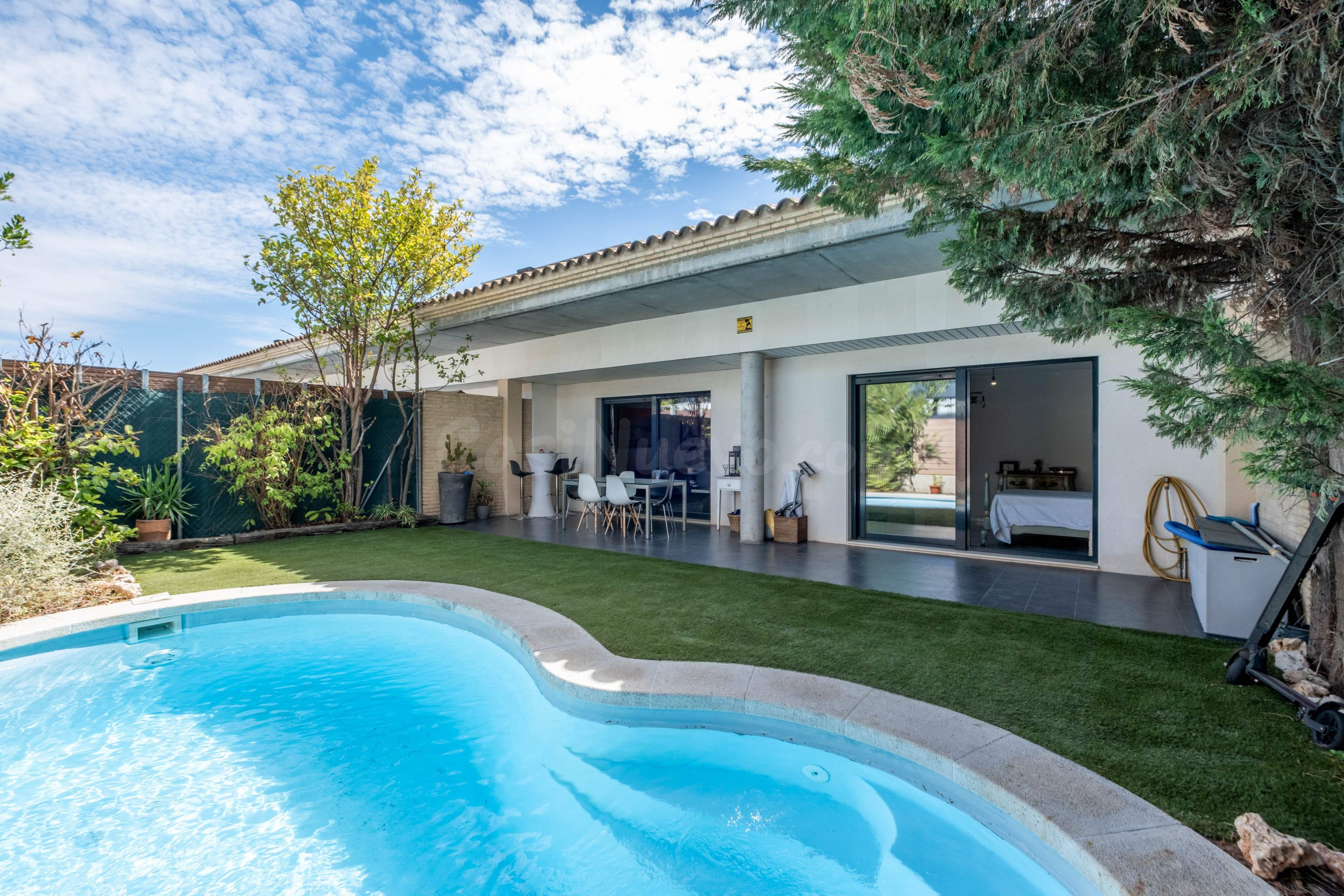 Exclusivo unifamiliar adosado con piscina privada en Zaragoz