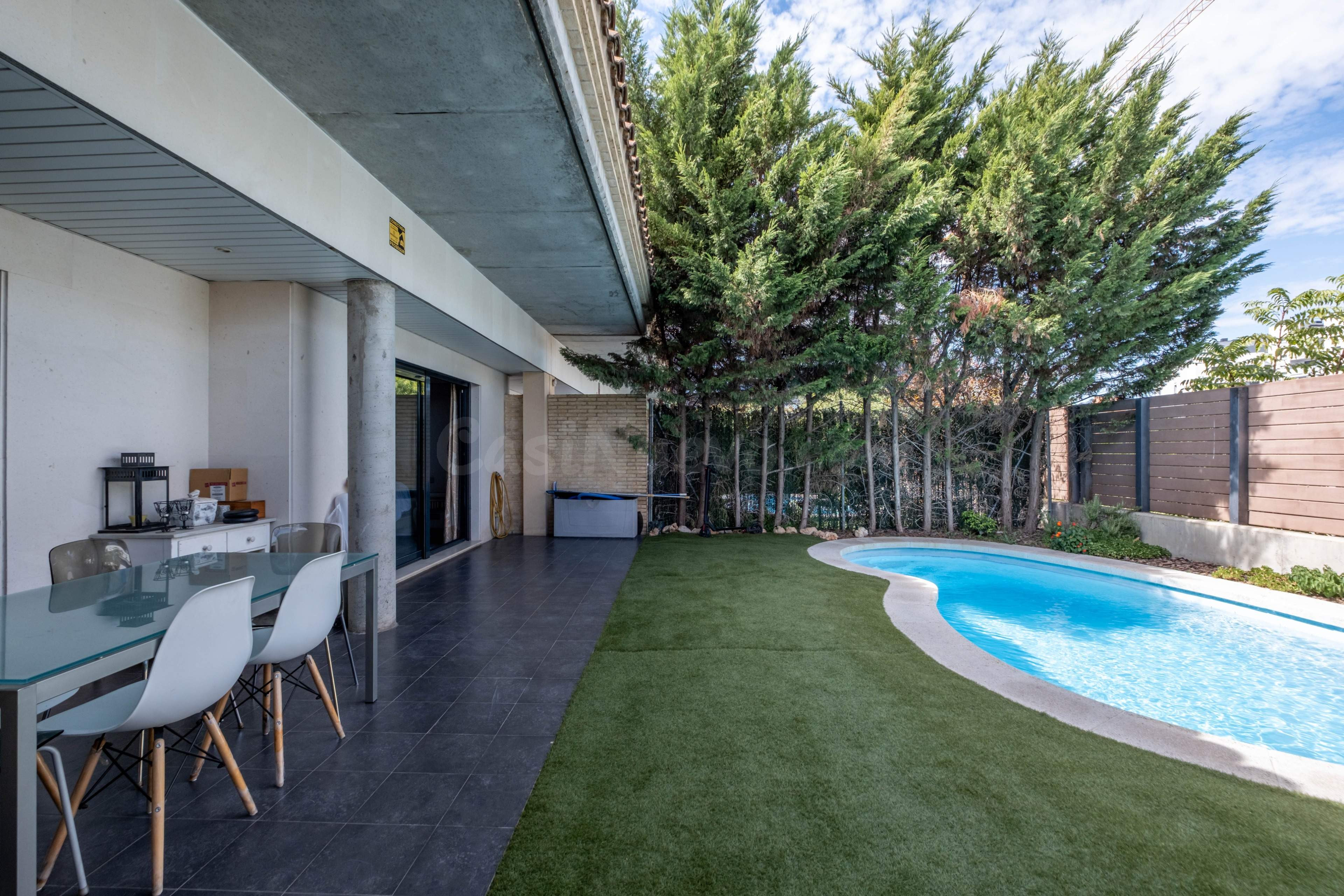 Exclusivo unifamiliar adosado con piscina privada en Zaragoz - foto 2