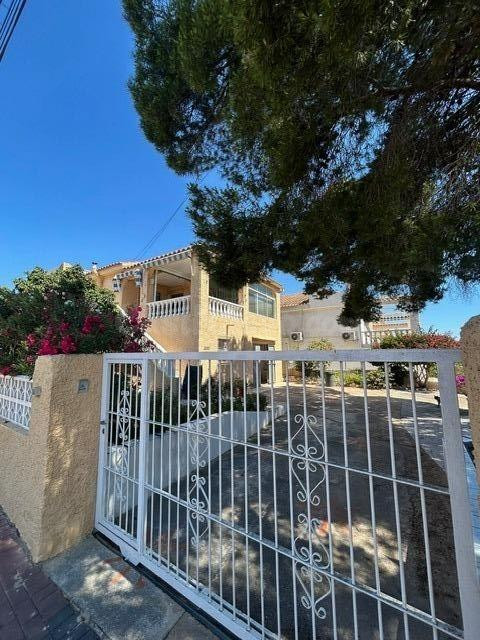 PRECIOSO CHALET CON GRAN PARCELA Y TERRAZA Y ADEMAS PISCINA  - foto 3