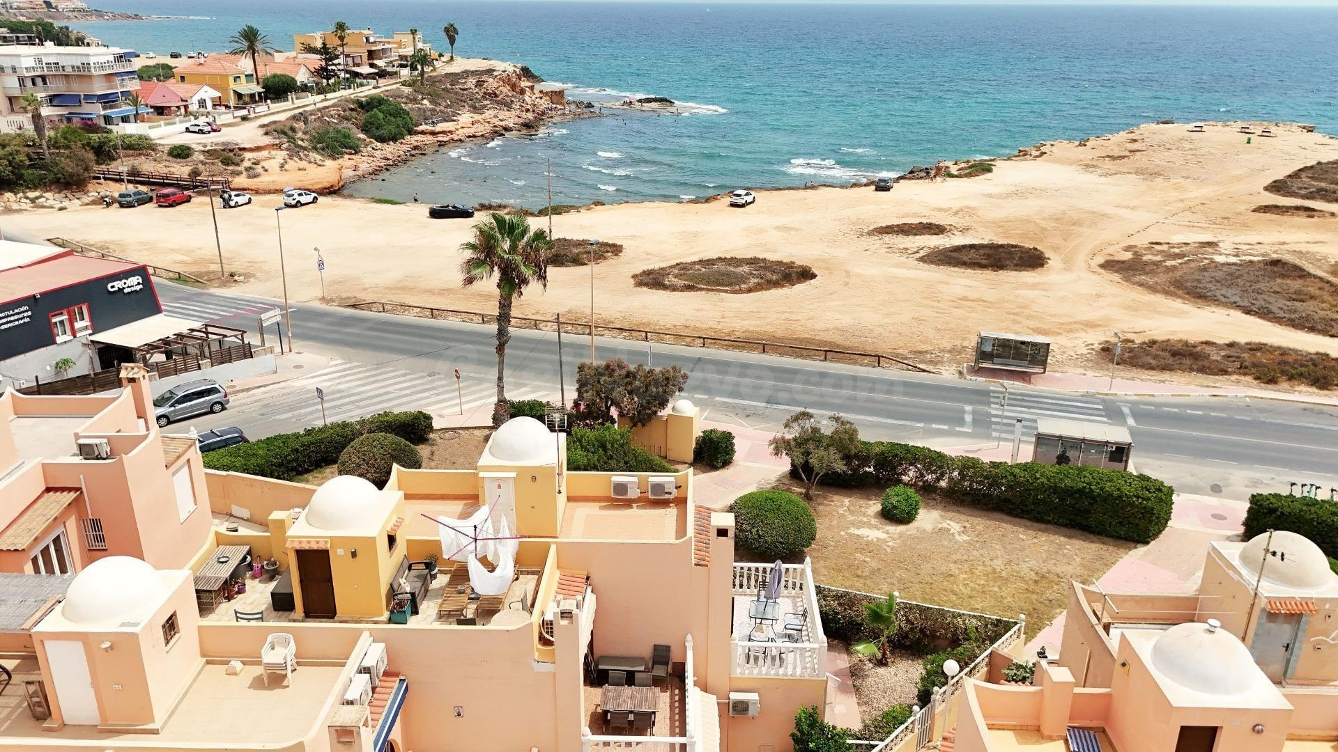 MAGNIFICO ADOSADO CON PISCINA COMUNITARIA Y VISTAS AL MAR