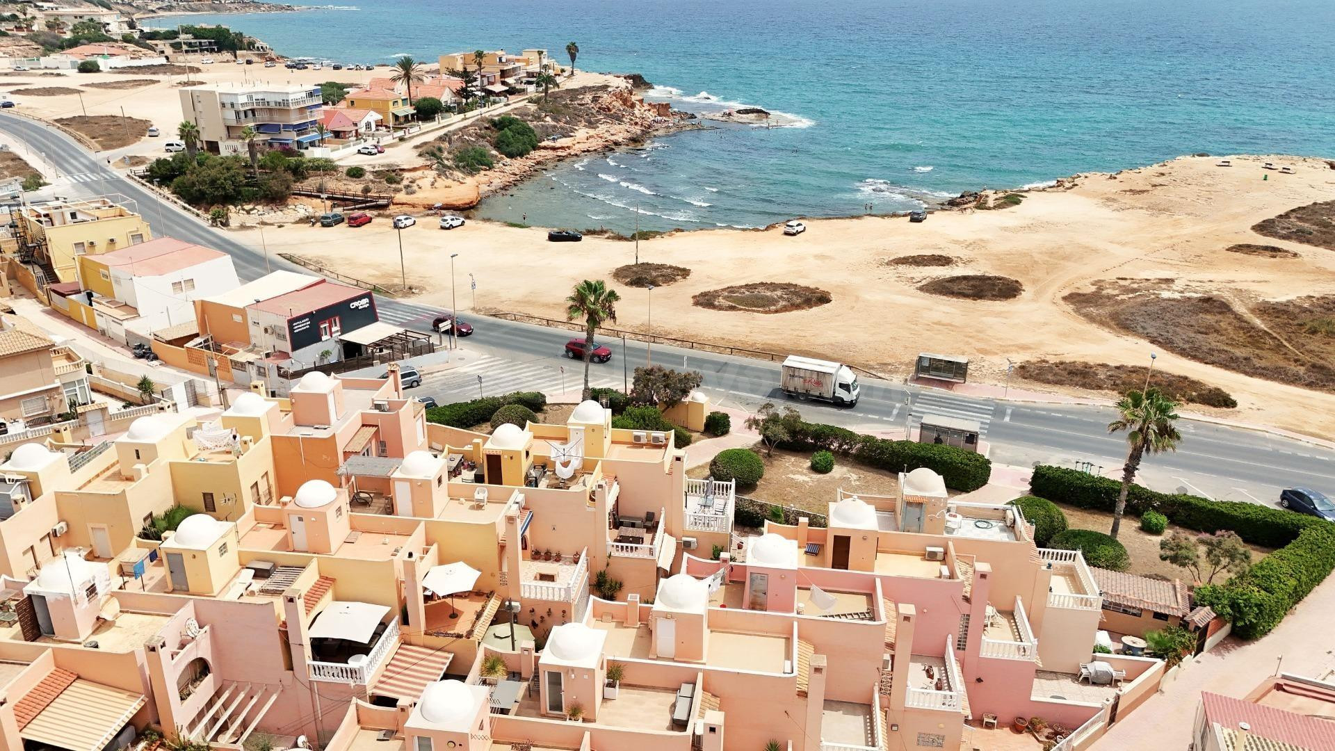 MAGNIFICO ADOSADO CON PISCINA COMUNITARIA Y VISTAS AL MAR - foto 3