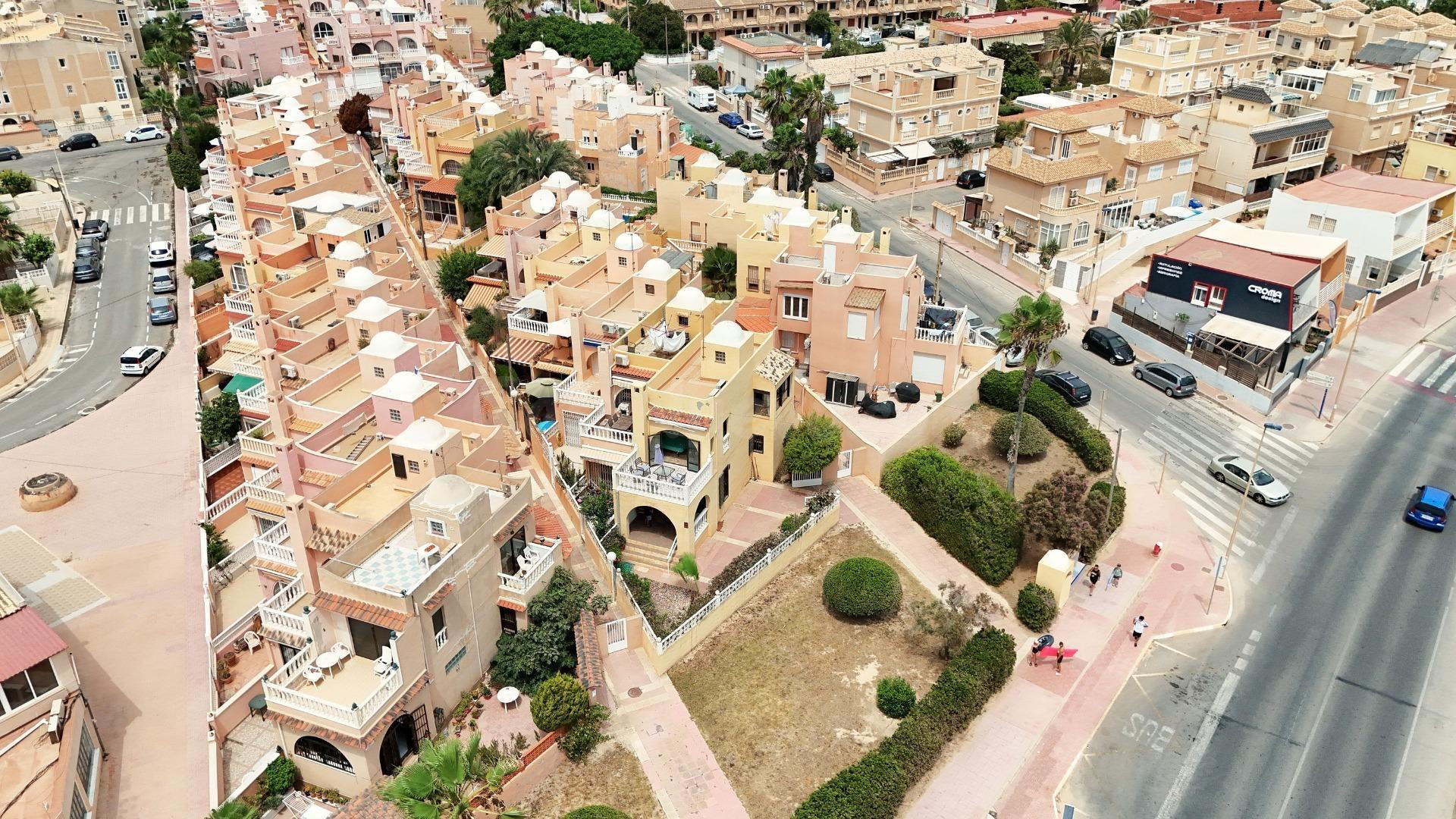 MAGNIFICO ADOSADO CON PISCINA COMUNITARIA Y VISTAS AL MAR - foto 5