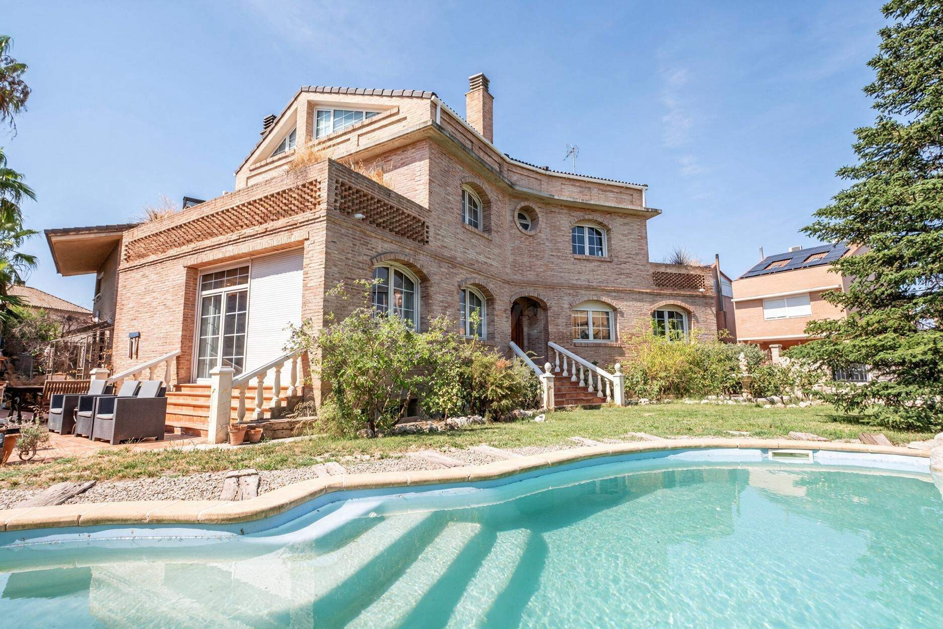 Exclusivo chalet en Montecanal con piscina privada y ascenso