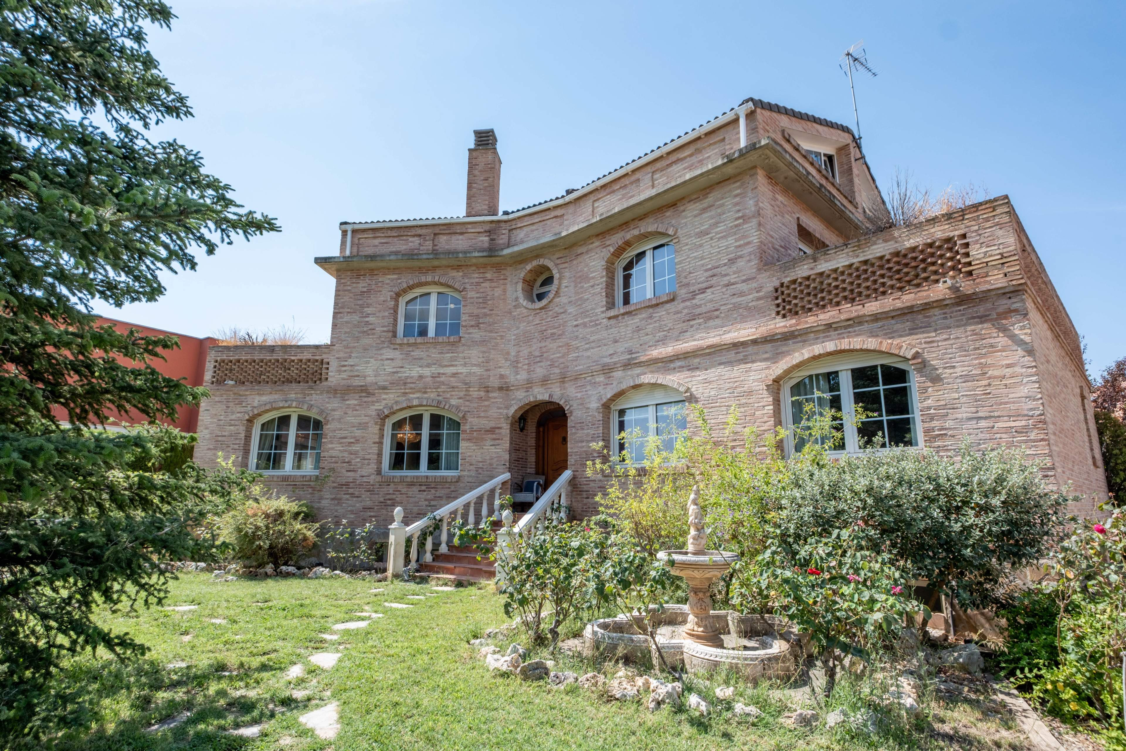Exclusivo chalet en Montecanal con piscina privada y ascenso - foto 4