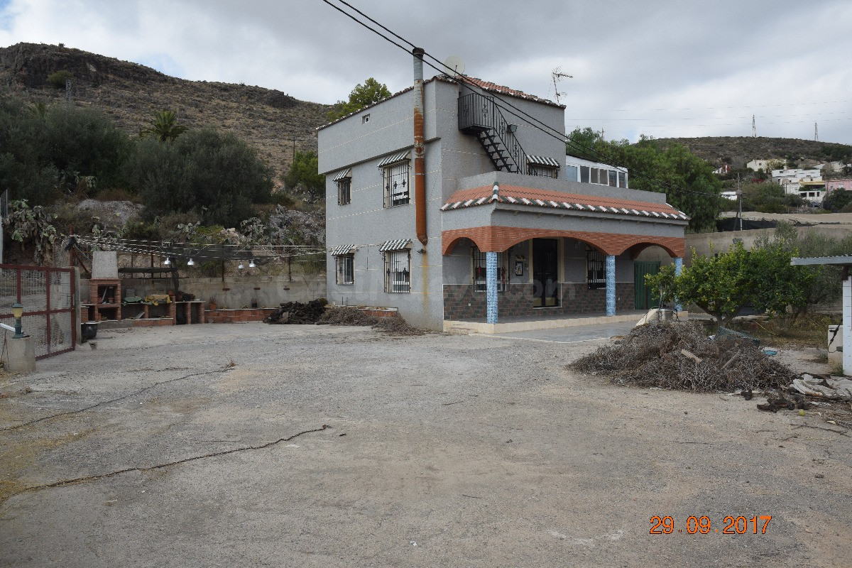 MAGNIFICO CASA DE CAMPO CON TERRENO EN ZONA INMEJORABLE EN B