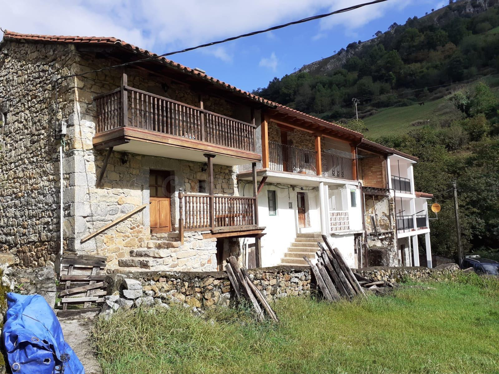 SE VENDE CASA DE PIEDRA DE TRES PLANTAS EN BUSTABLADO - ARRE