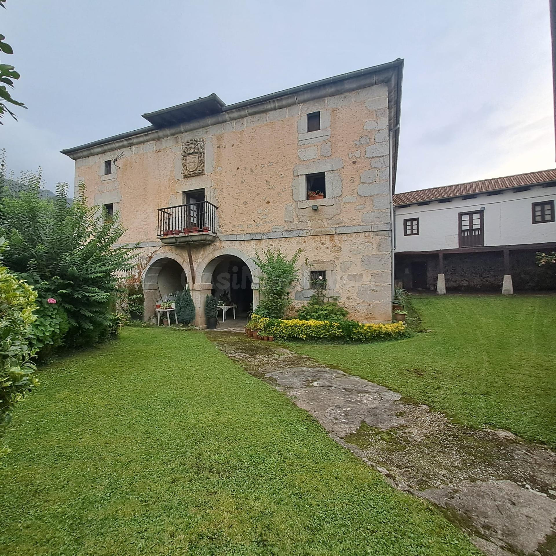 CASA DE PIEDRA CON TERRENO URBANO EN RIVA DE RUESGA