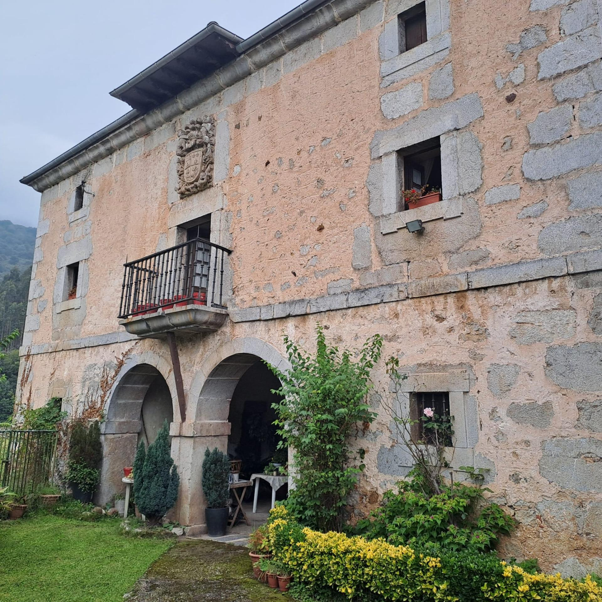 CASA DE PIEDRA CON TERRENO URBANO EN RIVA DE RUESGA - foto 2