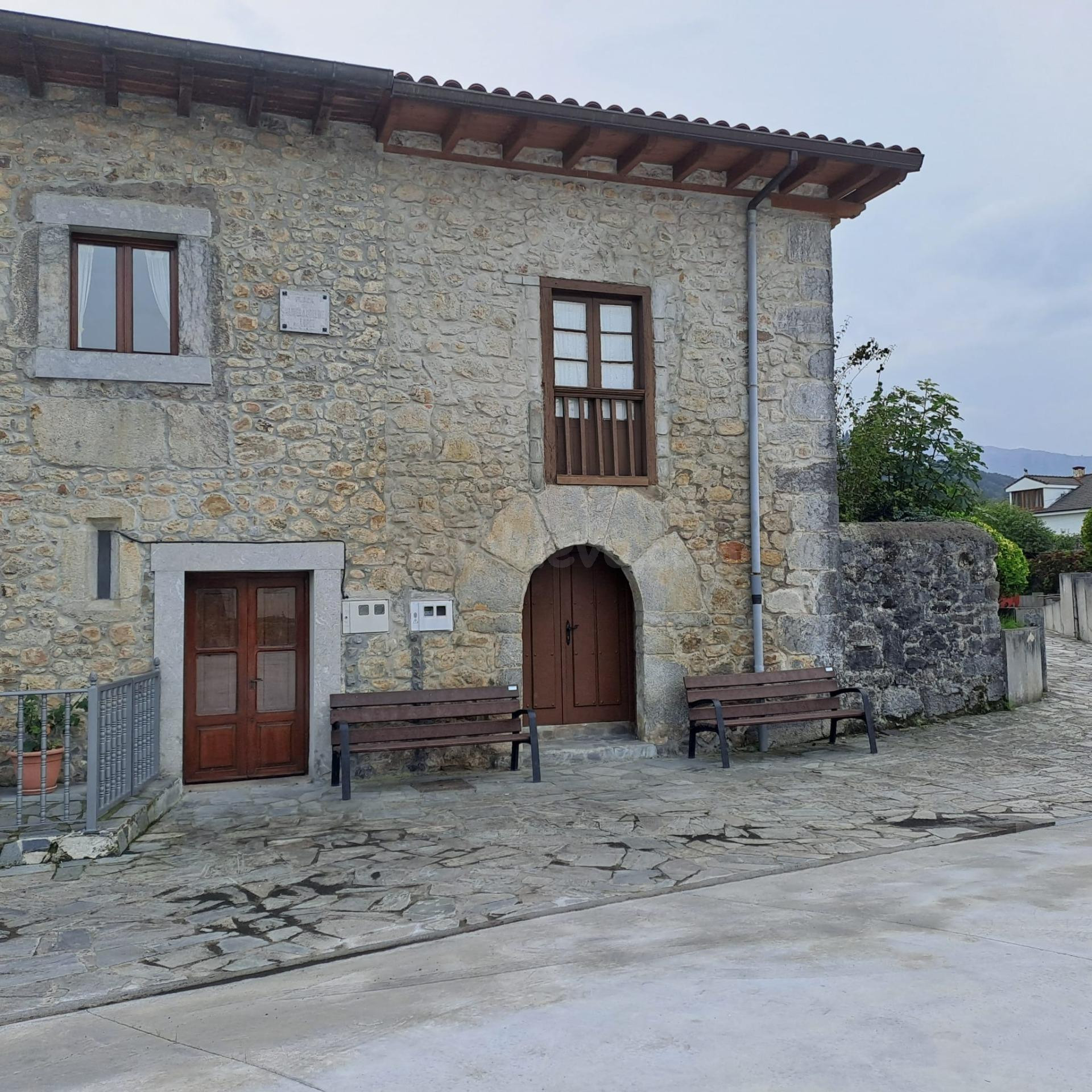 CASA DE PIEDRA CON TERRENO URBANO EN RIVA DE RUESGA - foto 3