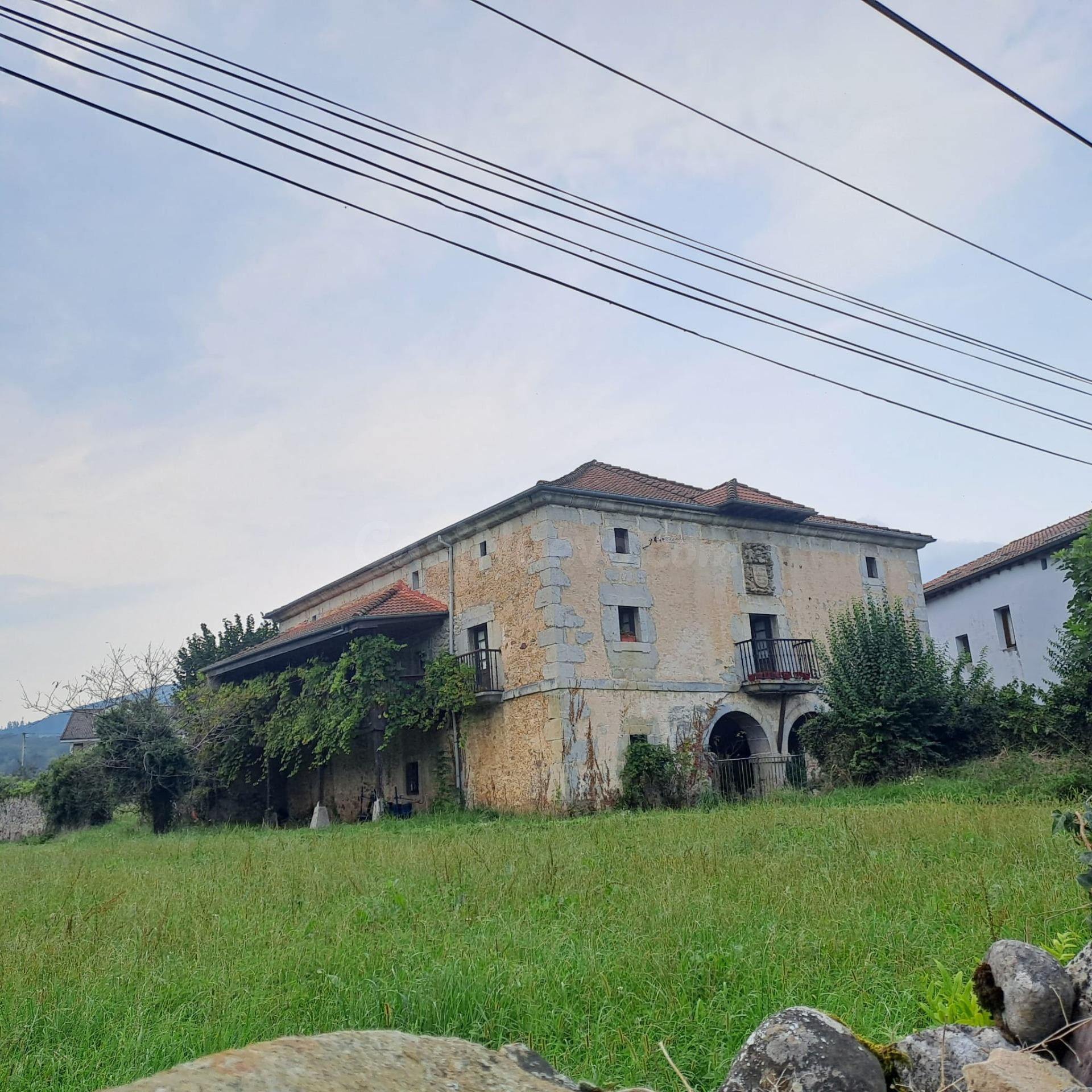 CASA DE PIEDRA CON TERRENO URBANO EN RIVA DE RUESGA - foto 5