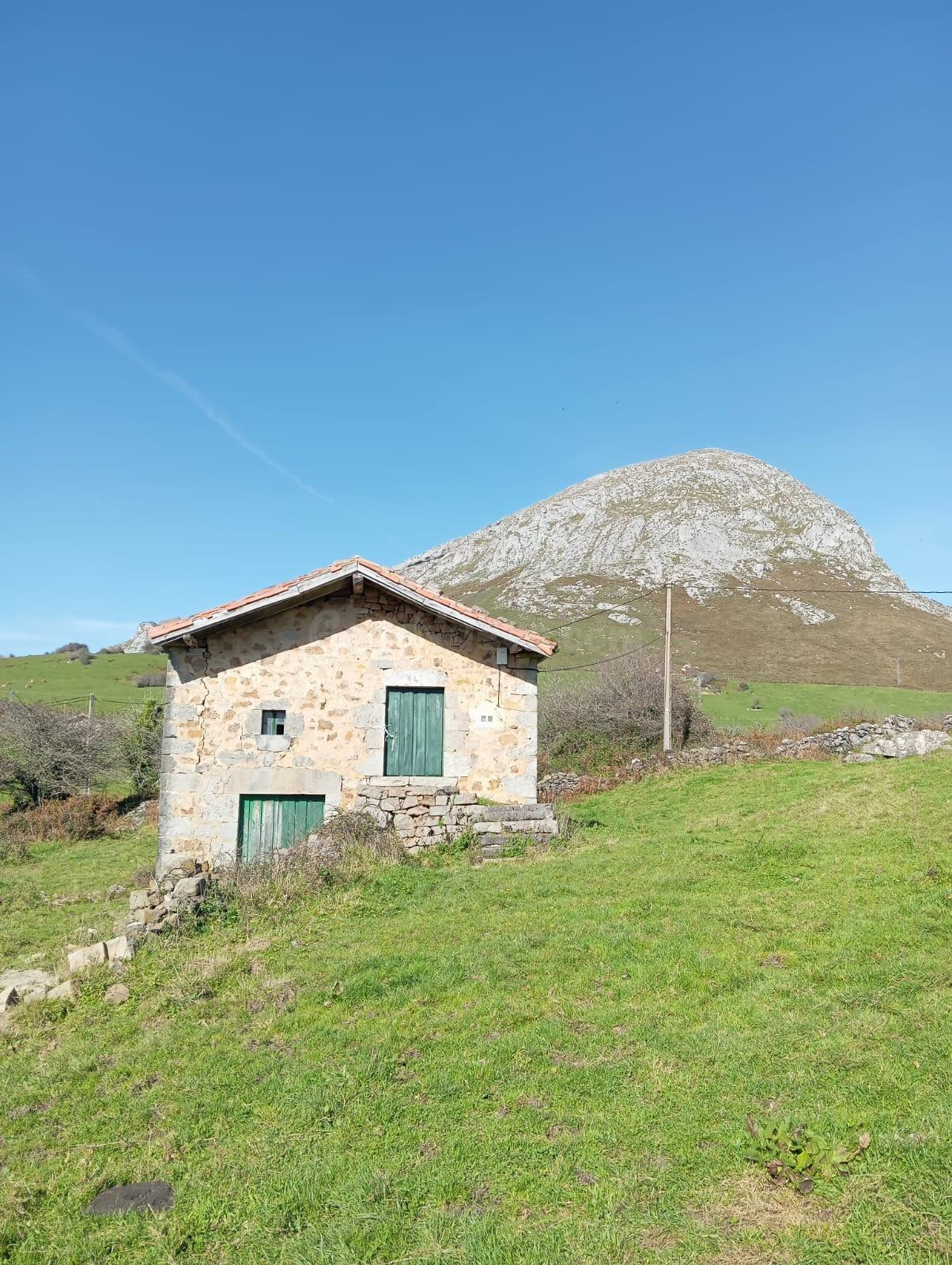 FINCA RUSTICA Y CABAÑA DE PIEDRA EN SAN MARTIN SOBA (CANTABR